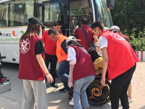 图为志愿者们对参加活动的残疾人朋友进行帮扶 图为志愿者们对参加活动的残疾人朋友进行帮扶