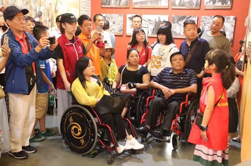 图为残疾人朋友参观革命历史纪念馆 图为残疾人朋友参观革命历史纪念馆