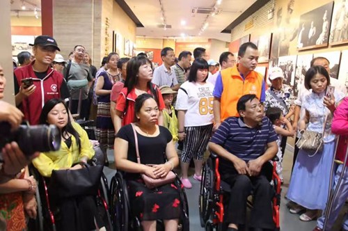 图为残疾人朋友参观革命历史纪念馆 图为残疾人朋友参观革命历史纪念馆