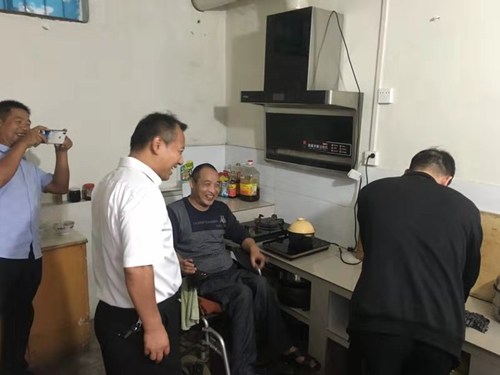 图为:活动现场 图为:活动现场