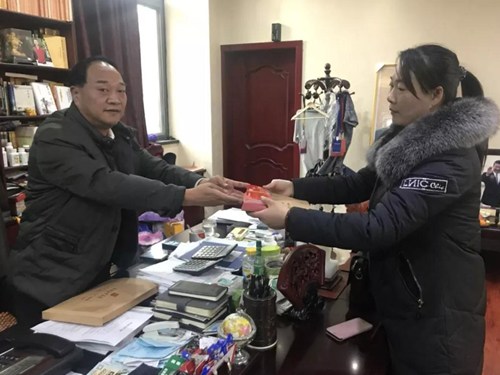 图为卢超自订晚报送残疾人 图为卢超自订晚报送残疾人