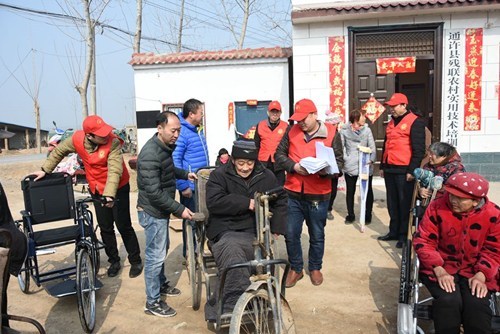 图为残疾人辅助器具免费发放现场 图为残疾人辅助器具免费发放现场