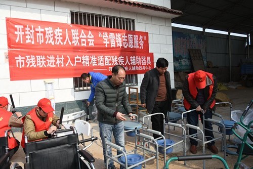 图为残疾人服务工作人员在装配残疾人辅助康复器具 图为残疾人服务工作人员在装配残疾人辅助康复器具