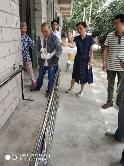 图为 到李明辉家中调研 图为 到李明辉家中调研