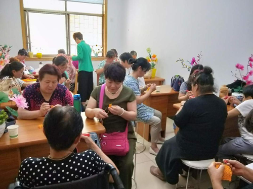 图为:瀍河区残疾人职业技能培训钩针编织班 图为:瀍河区残疾人职业技能培训钩针编织班