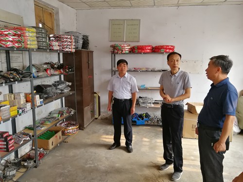 图为参观配件仓库 图为参观配件仓库