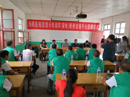 图为参加授牌仪式的领导 图为参加授牌仪式的领导