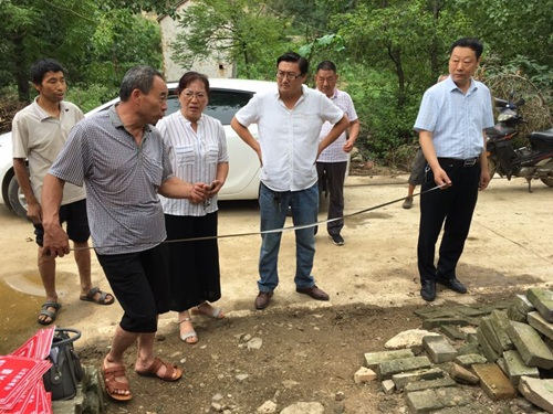 图为西峡县残联深入帮扶对象家中实地寮看 图为西峡县残联深入帮扶对象家中实地寮看