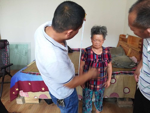 图为安阳市北关区残联工作人员入户为贫困残疾人办理残疾人证 图为安阳市北关区残联工作人员入户为贫困残疾人办理残疾人证