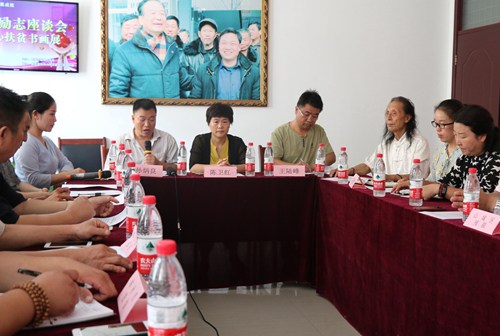 图为座谈会现场 图为座谈会现场