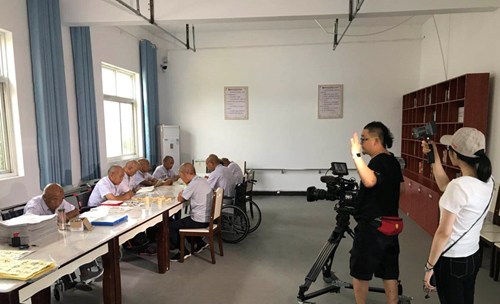 图为中残联调研组在开发区托养中心进行拍摄 图为中残联调研组在开发区托养中心进行拍摄