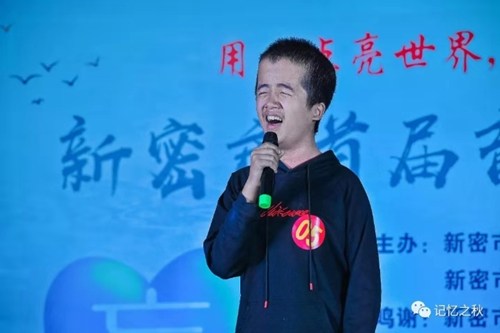 图为盲人残疾人白东升演唱《清风亭》(选段) 图为盲人残疾人白东升演唱《清风亭》(选段)