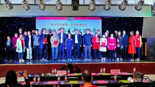 图为参赛选手集体演唱《没有共产党就没有新中国》 图为参赛选手集体演唱《没有共产党就没有新中国》