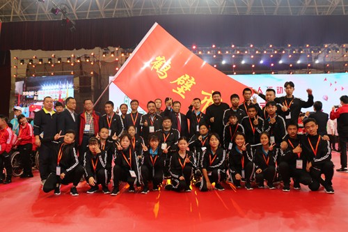 图为我市参赛运动员在开幕式上合影 图为我市参赛运动员在开幕式上合影