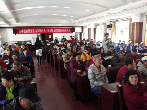 图为:现场参与人员学习手语 图为:现场参与人员学习手语