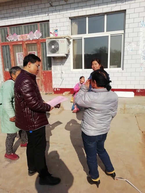 图为文峰区残联领导向残疾人宣传残疾人两项补贴政策 图为文峰区残联领导向残疾人宣传残疾人两项补贴政策