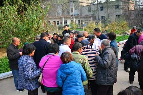 图为县残联开展巡回办证现场 图为县残联开展巡回办证现场