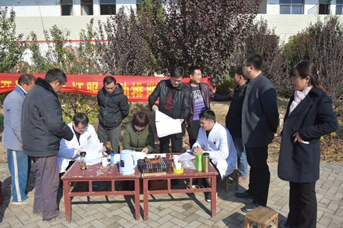 图为县残联开展巡回办证现场 图为县残联开展巡回办证现场