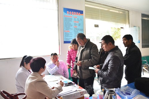 图为县残联开展巡回办证现场 图为县残联开展巡回办证现场