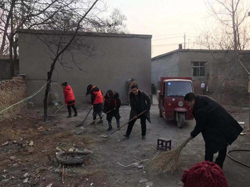 图为区残联服务队为残疾人清理垃圾 图为区残联服务队为残疾人清理垃圾