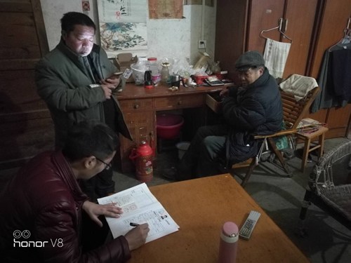 图为内乡县入户办证现场 图为内乡县入户办证现场