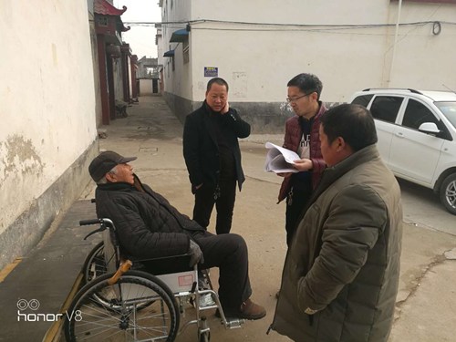 图为内乡县入户办证现场 图为内乡县入户办证现场