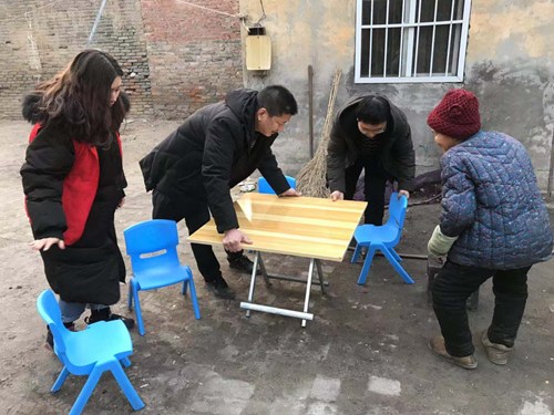 图为文峰区残联为贫困残疾人送上桌椅 图为文峰区残联为贫困残疾人送上桌椅