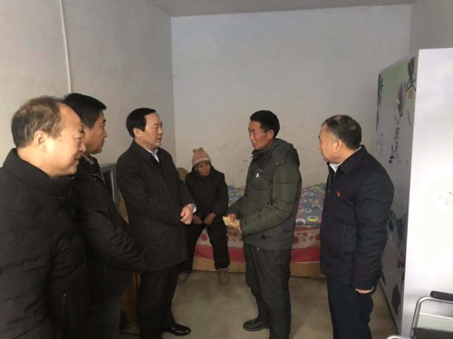图为市委领导春节前夕慰问贫困残疾人 图为市委领导春节前夕慰问贫困残疾人