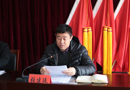 图为副理事长张建廷宣读表彰决定 图为副理事长张建廷宣读表彰决定