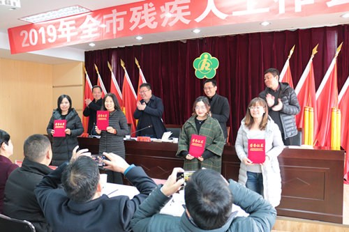图为表彰先进个人 图为表彰先进个人