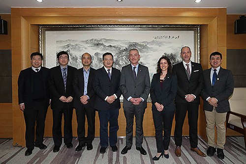 图为与会人员合影 图为与会人员合影