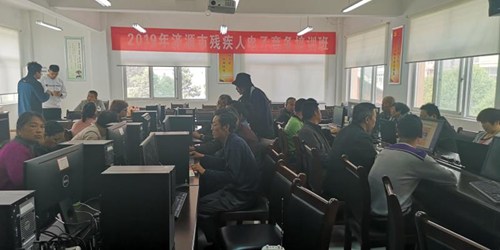 图为培训现场 图为培训现场