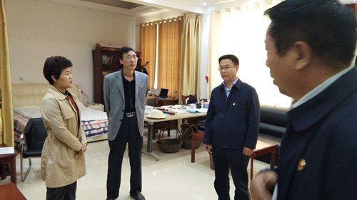 图为陈卫红同淇县县委书记王海涛交流残疾人托养工作 图为陈卫红同淇县县委书记王海涛交流残疾人托养工作