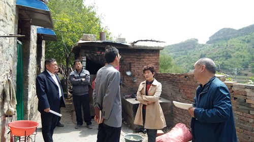 图为到贫困残疾人家中调研 图为到贫困残疾人家中调研