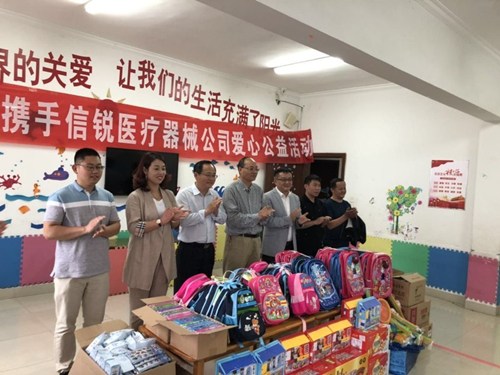 图为 侨联、爱心企业联合开展公益活动 图为 侨联、爱心企业联合开展公益活动