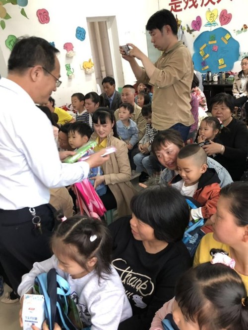 图为 为残疾儿童发放节日礼物 图为 为残疾儿童发放节日礼物
