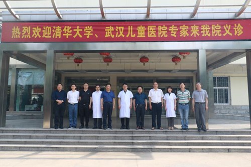 图为 与医院专家合影 图为 与医院专家合影