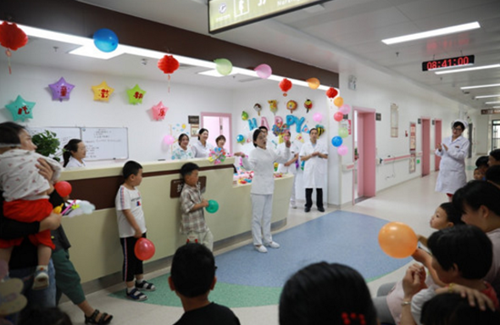 图为郸城县中医院在庆祝六一联欢 图为郸城县中医院在庆祝六一联欢