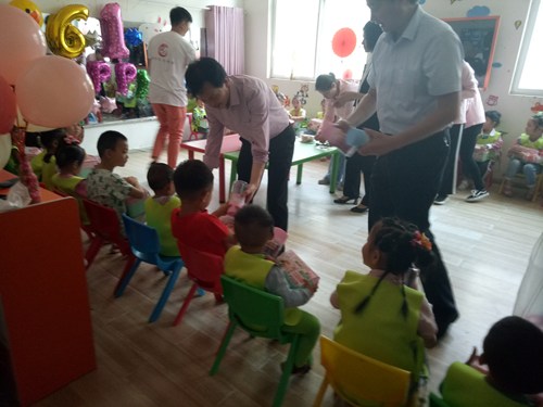 图为郸城县残联理事长杨瑞林为孩子们发放礼物 图为郸城县残联理事长杨瑞林为孩子们发放礼物