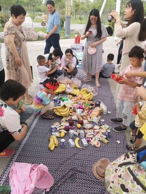 图为郸城县妇幼保健院和孩子们在户外进行亲子活动 图为郸城县妇幼保健院和孩子们在户外进行亲子活动
