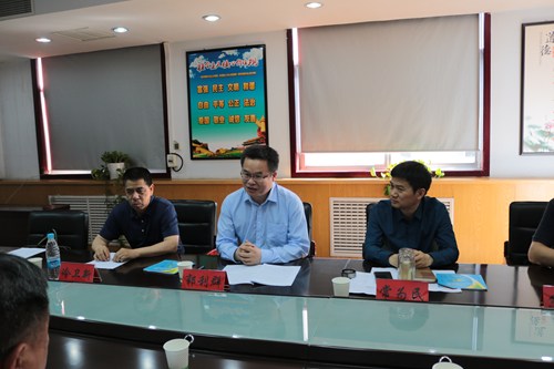 图为座谈会现场 图为座谈会现场