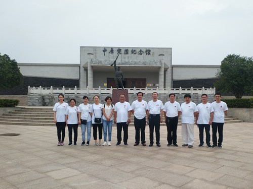 图为县残联全体党员在中原突围纪念馆 图为县残联全体党员在中原突围纪念馆