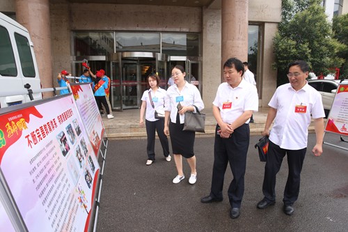 图为市政府副市长李长治在观看会议期间的宣传展板 图为市政府副市长李长治在观看会议期间的宣传展板