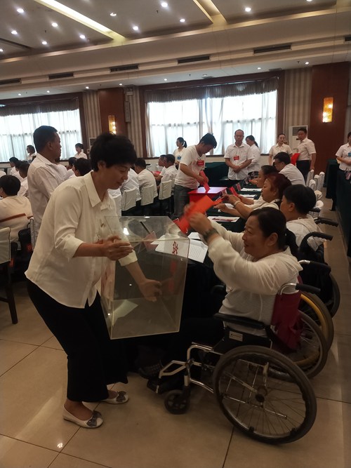 图为投上神圣的一票 图为投上神圣的一票