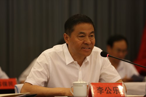 图为市委书记、市人大常委会主任李功乐出席会议并讲话 图为市委书记、市人大常委会主任李功乐出席会议并讲话