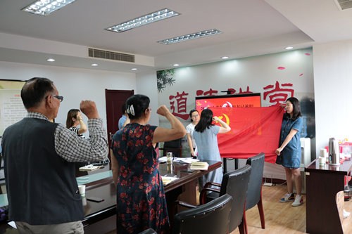 图为重温入党誓词 图为重温入党誓词