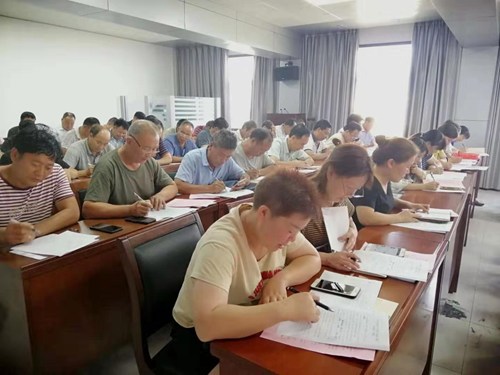 图为“以考促学”考试现场 图为“以考促学”考试现场