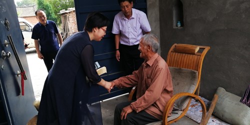 图为党组书记、理事长陈晓棉慰问残疾人困难党员 图为党组书记、理事长陈晓棉慰问残疾人困难党员