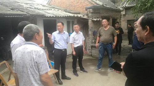图为:入户调研无障碍改造 图为:入户调研无障碍改造