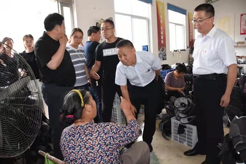 图为:调研组入户走访 图为:调研组入户走访